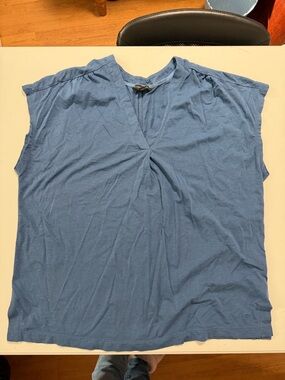 Banana Republic Blue V-Neck Short Sleeve Tee